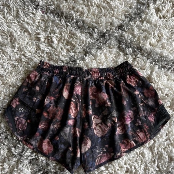 RARE Lululemon Hotty Hot Short II *2.5" Frosted Rose Multi / Melanite - Picture 2 of 3